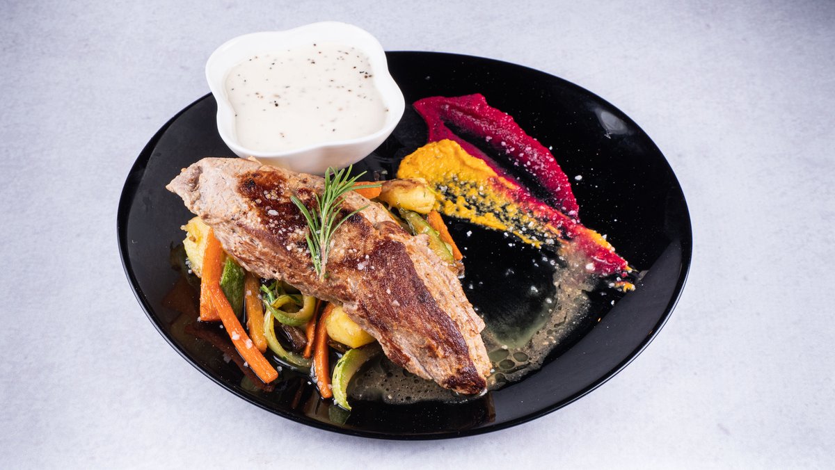 Свинско филе во бел сос